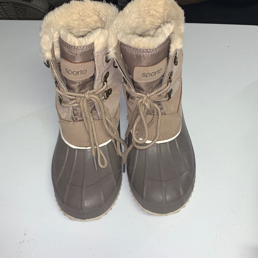 Snow boots